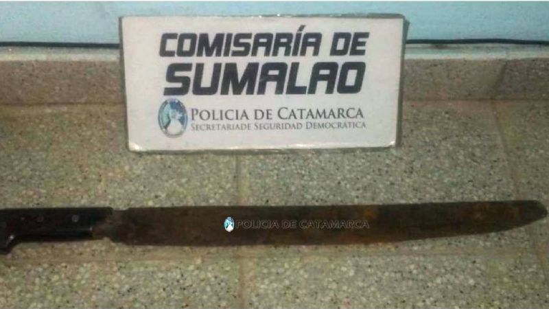 Intentó agredir a dos hombres con un machete