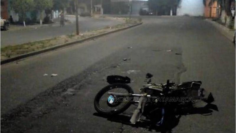 Motociclista perdió el control y cayó a la cinta asfáltica
