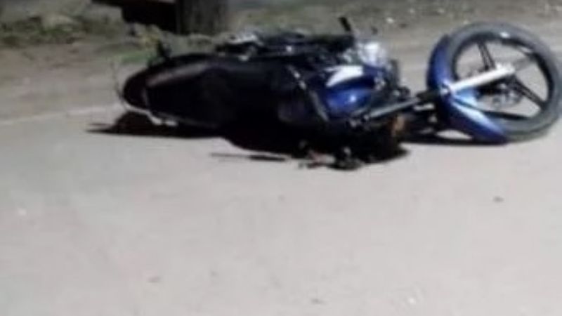 Terminó en el hospital tras caer de la moto