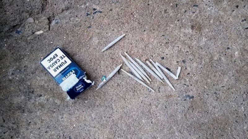 Secuestran droga y arrestan a dos jóvenes