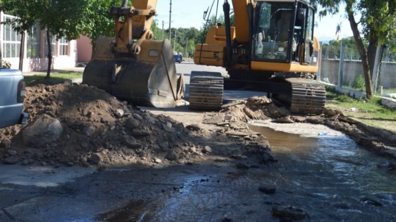Agua en Av. Ocampo por la rotura de un tramo de red
