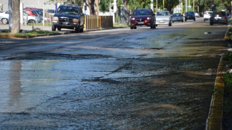Agua en Av. Ocampo por la rotura de un tramo de red