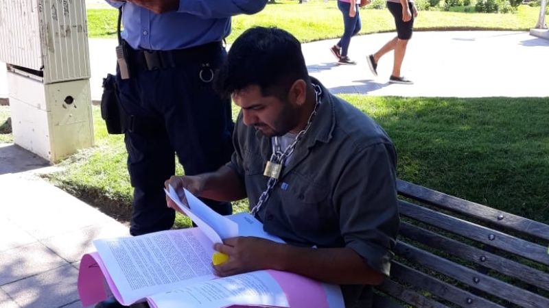 Se encadenó para que le devuelvan su trabajo