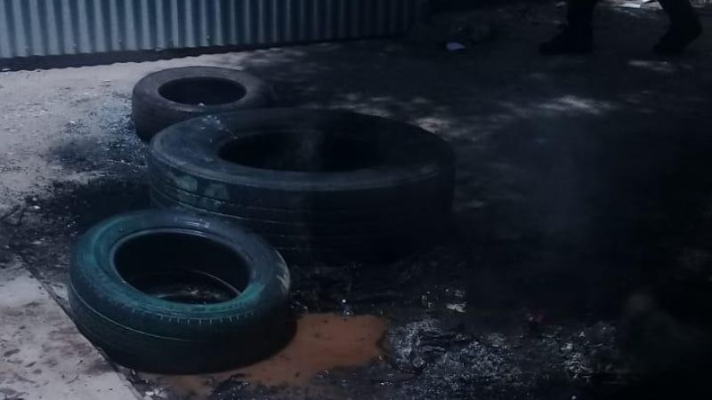 Queman gomas frente a la Municipalidad de Recreo