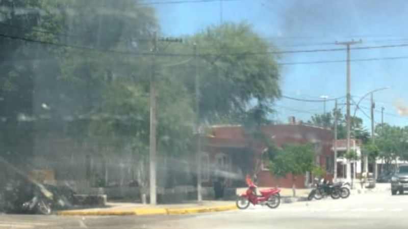 Queman gomas frente a la Municipalidad de Recreo