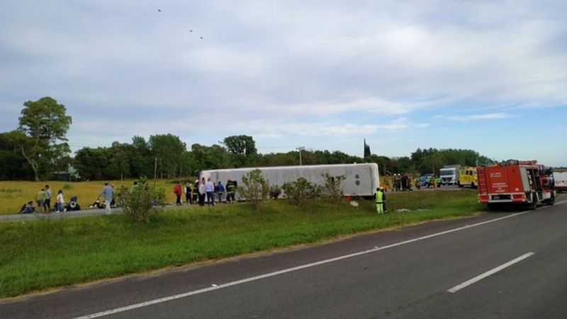 Volcó un micro que llevaba chicos a San Clemente: hay al menos dos muertos