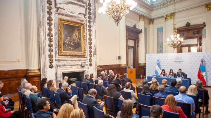 Se presentó en el Congreso el libro “Hombres Pájaros del Manchao”