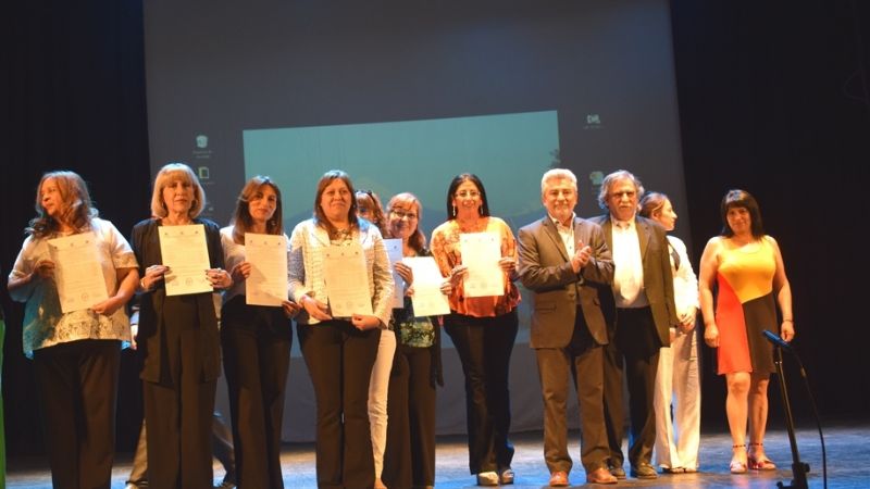 Equipos de conducción del nivel secundario recibieron su título de posgrado