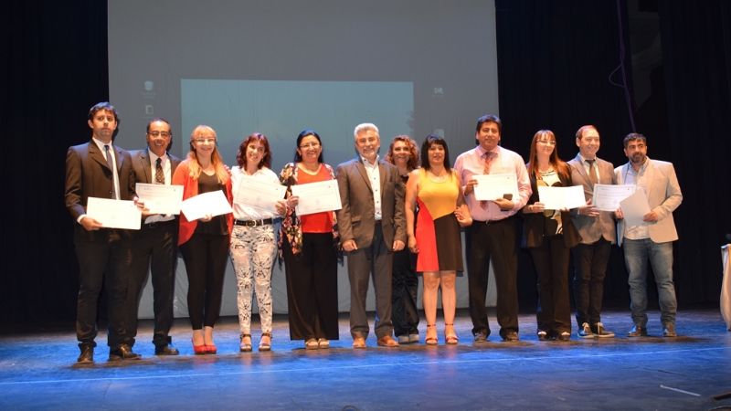 Equipos de conducción del nivel secundario recibieron su título de posgrado