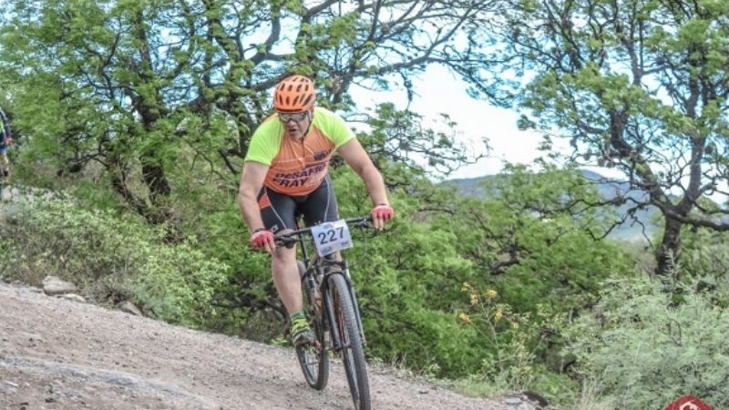 Abandonó la carrera para ayudar a otro competidor