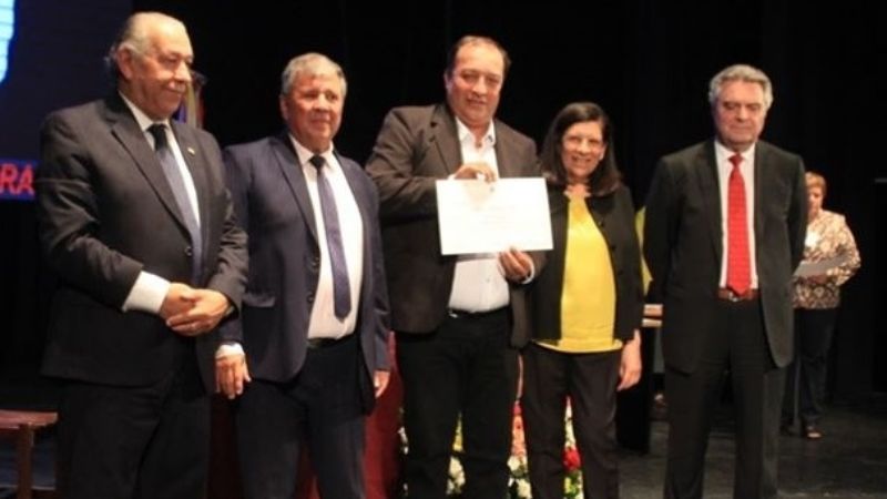 Electos recibieron sus diplomas