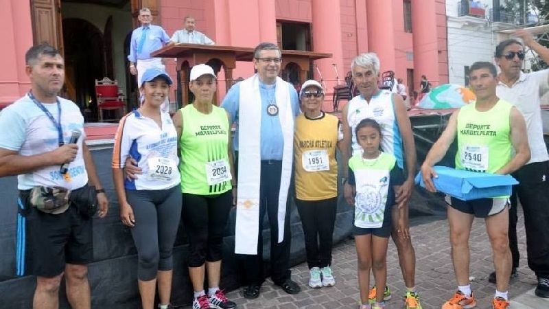 Atletas acompañan a la Virgen hasta la Gruta