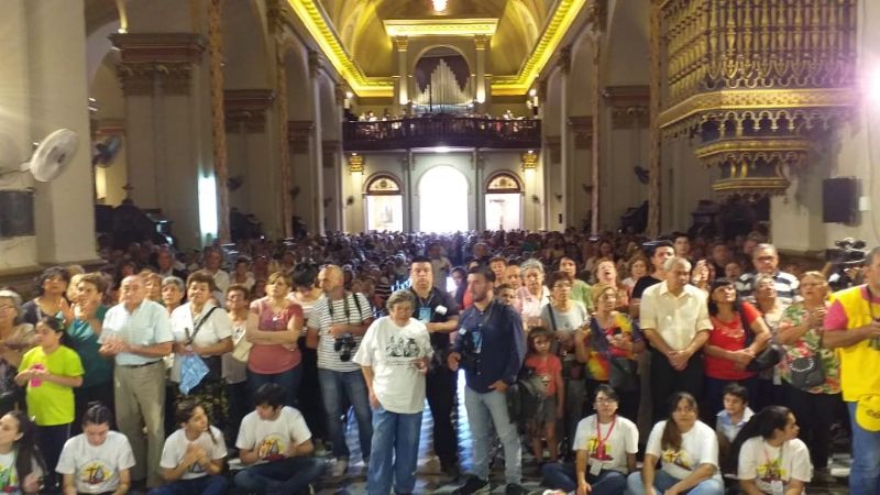 Emoción de los devotos marianos en la bajada de la Virgen