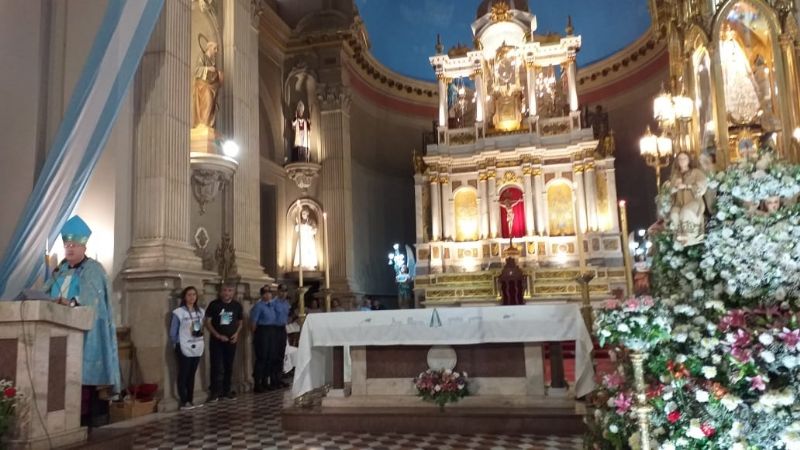 Emoción de los devotos marianos en la bajada de la Virgen