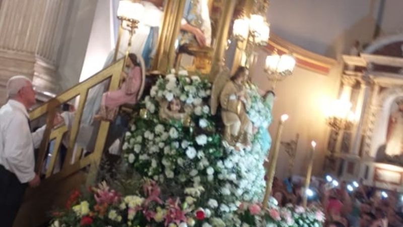 Emoción de los devotos marianos en la bajada de la Virgen