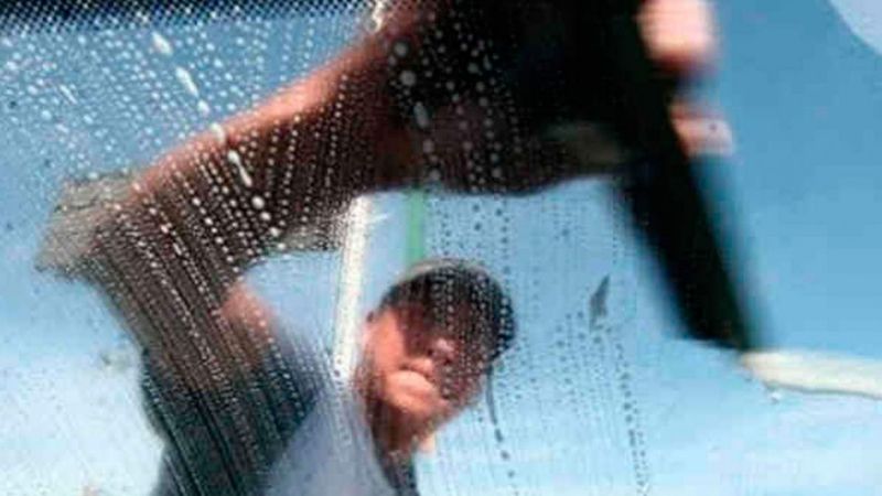 Motociclista embistió a un limpiavidrios y se escapó