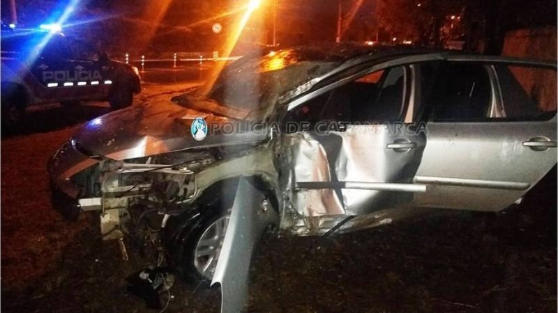 Menor al volante chocó contra un cartel de señalización