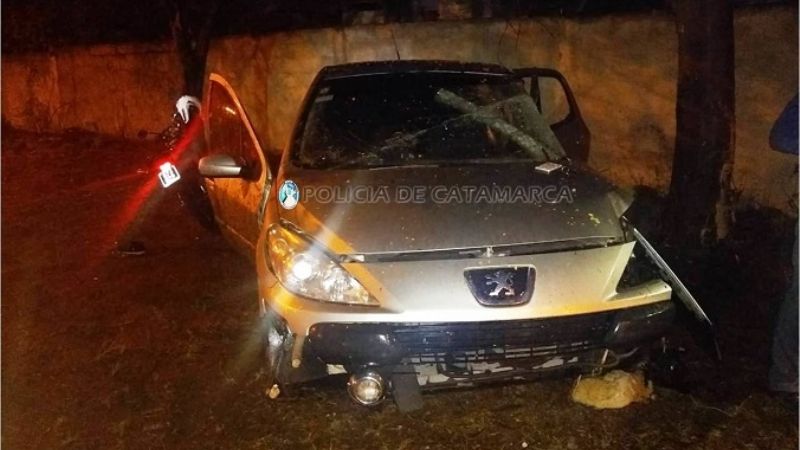 Menor al volante chocó contra un cartel de señalización