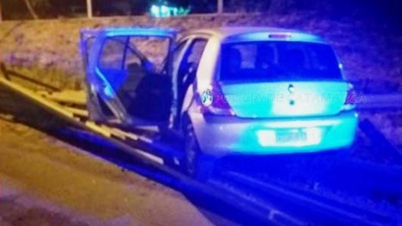 Terminó debajo del guardarrail