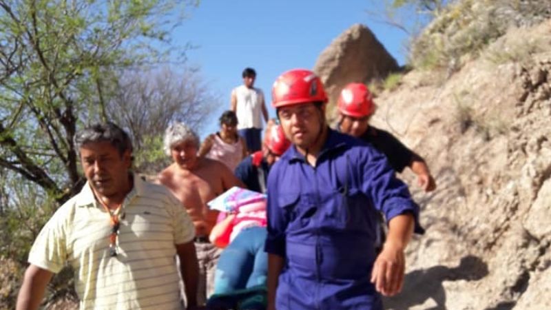 Bomberos rescataron a una mujer en un cerro