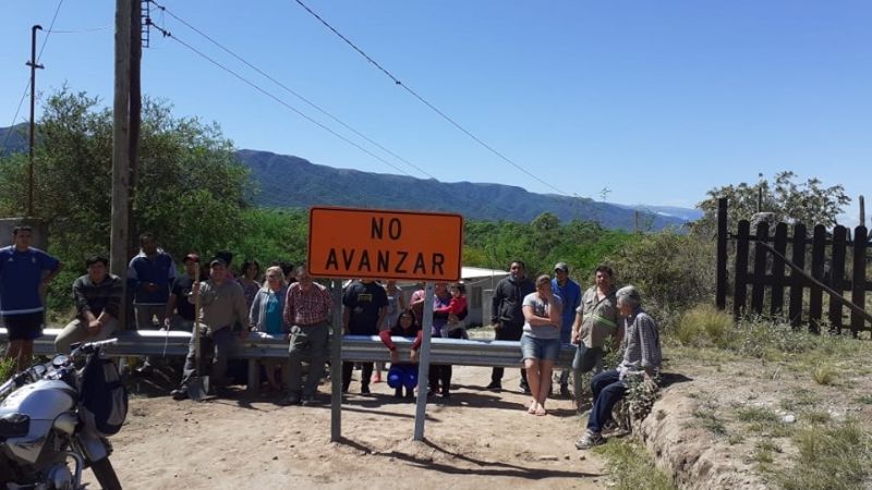 Protesta de vecinos por un camino en La Merced
