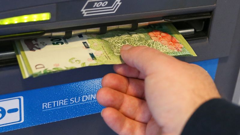 Adelantan el pago de sueldos a empleados públicos