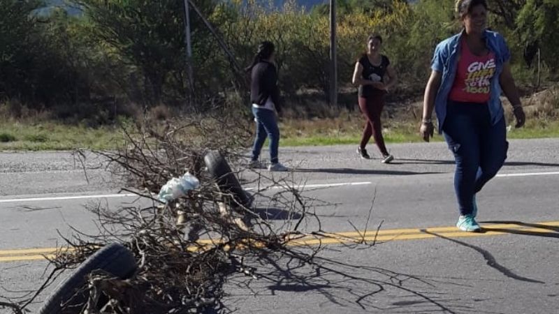 Vecinos de Nueva Coneta cortan ruta