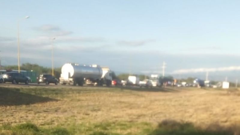 Vecinos de Nueva Coneta cortan ruta