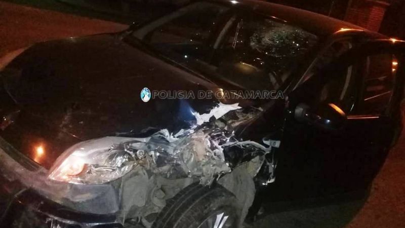 Tremendo choque contra una camioneta estacionada