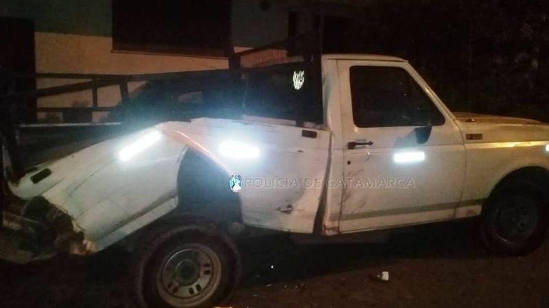 Tremendo choque contra una camioneta estacionada