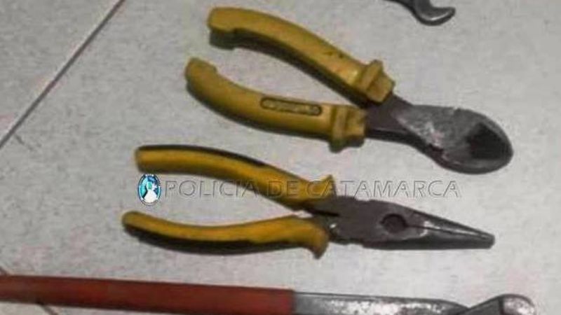 Un aprehendido y un demorado por el robo de rollos de tela metálica y herramientas