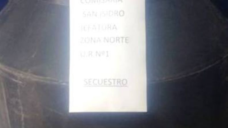 Aprehenden a un joven con un tanque y un lavamanos