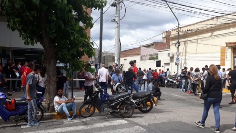 Renovado reclamo de desempleados por el bono