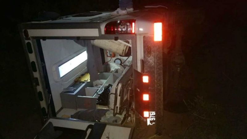 Ambulancia que trasladaba a paciente volcó por esquivar animal