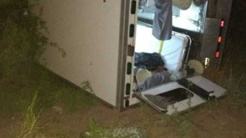 Ambulancia que trasladaba a paciente volcó por esquivar animal