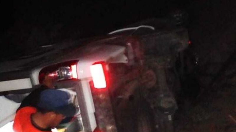 Ambulancia que trasladaba a paciente volcó por esquivar animal