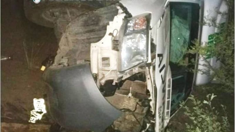 Ambulancia que trasladaba a paciente volcó por esquivar animal