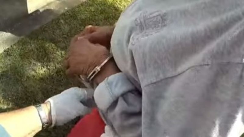 Arrestan a abuela acusada de hurto y amenazas