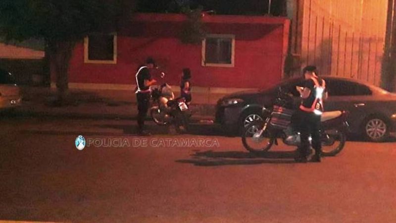 Retienen vehículos y arrestan a cuatro personas en operativos