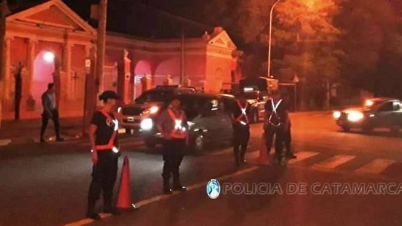 Retienen vehículos y arrestan a cuatro personas en operativos