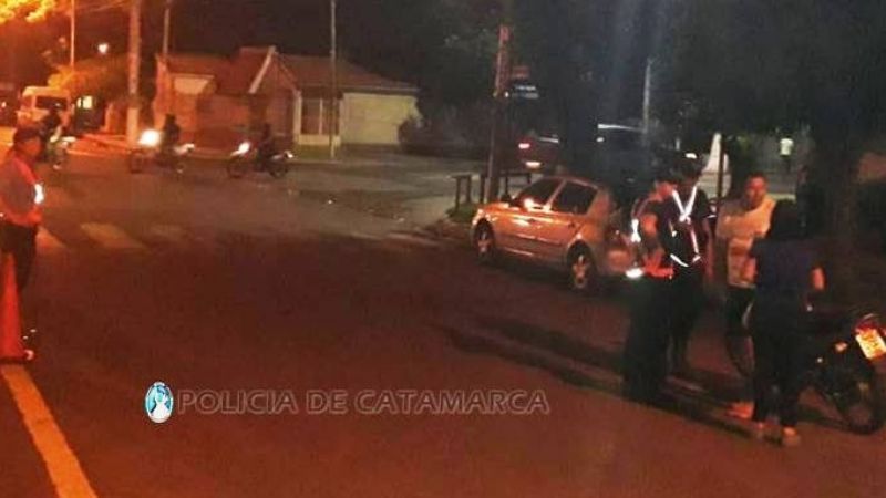 Retienen vehículos y arrestan a cuatro personas en operativos