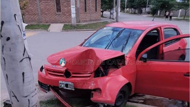 Perdió el control y chocó contra un poste de luz
