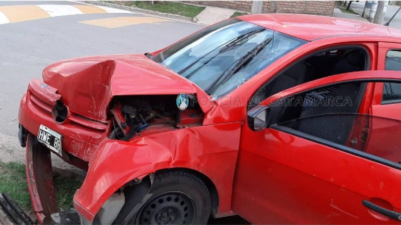 Perdió el control y chocó contra un poste de luz