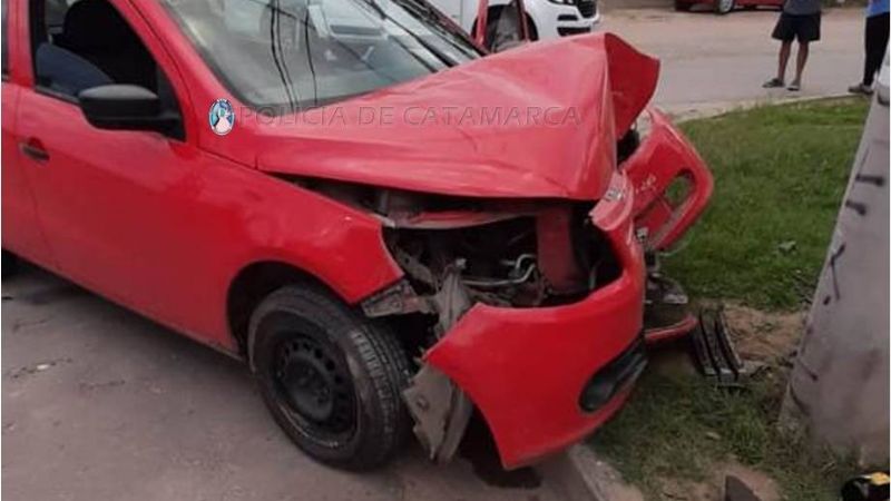 Perdió el control y chocó contra un poste de luz