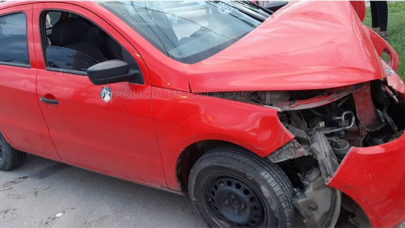 Perdió el control y chocó contra un poste de luz