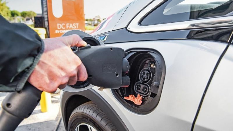 Nobel de química asegura que todos los autos serán eléctricos