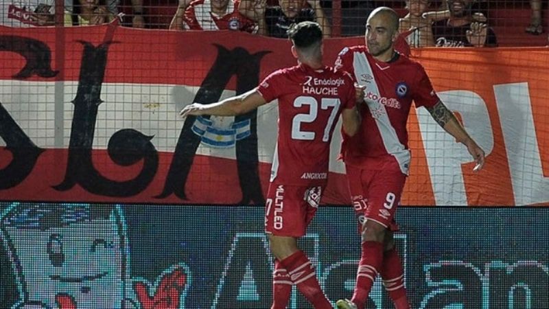 Alberto Fernández asume con Argentinos líder de la Superliga