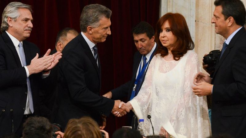 El tenso saludo de Macri con Cristina durante el traspaso de mando