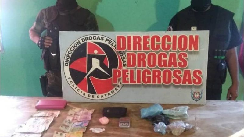 Detienen a una mujer y a un joven vinculados a un kiosco de drogas