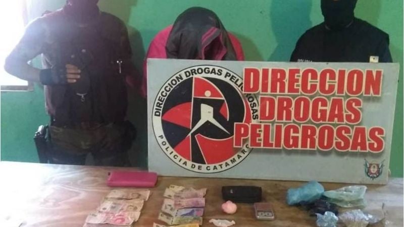 Detienen a una mujer y a un joven vinculados a un kiosco de drogas